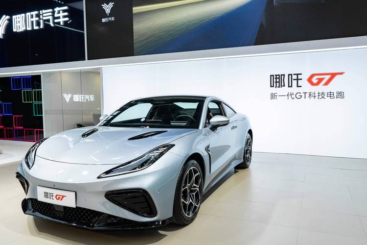 重庆285哪吒汽车在智能汽车领域的表现，领途汽车在新能源汽车市场中的影响力